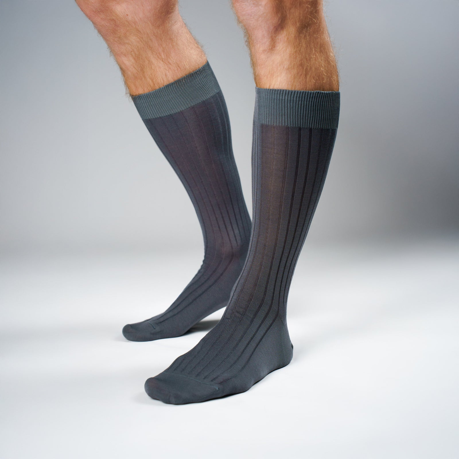 Pusgarās zeķes: klasika, kas atgriežas